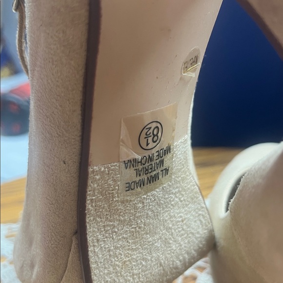 D pumps tan size 8.5 - Picture 6 of 6